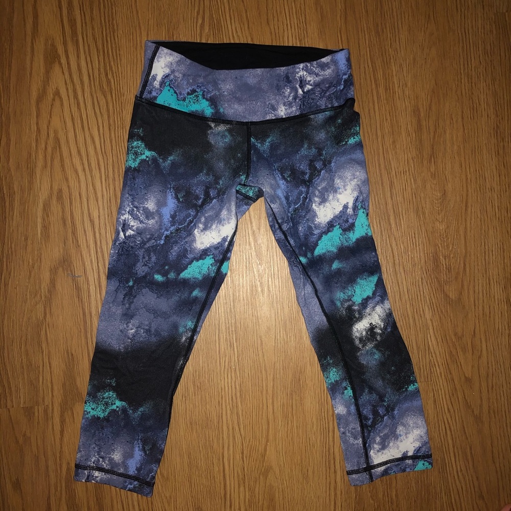 Lululemon crop leggings.
